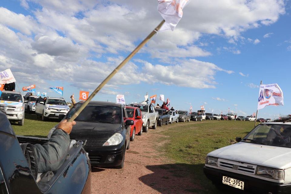 Fidencioalcalde's tweet photo. GRACIAS A TODOS!!!
Infinitamente felices por la enorme caravana, la más grande de todas.
El 27 de setiembre sigamos haciendo historia juntos.
#QueSigaFidencio #RoloIntendente https://t.co/9qfyHqzbZn