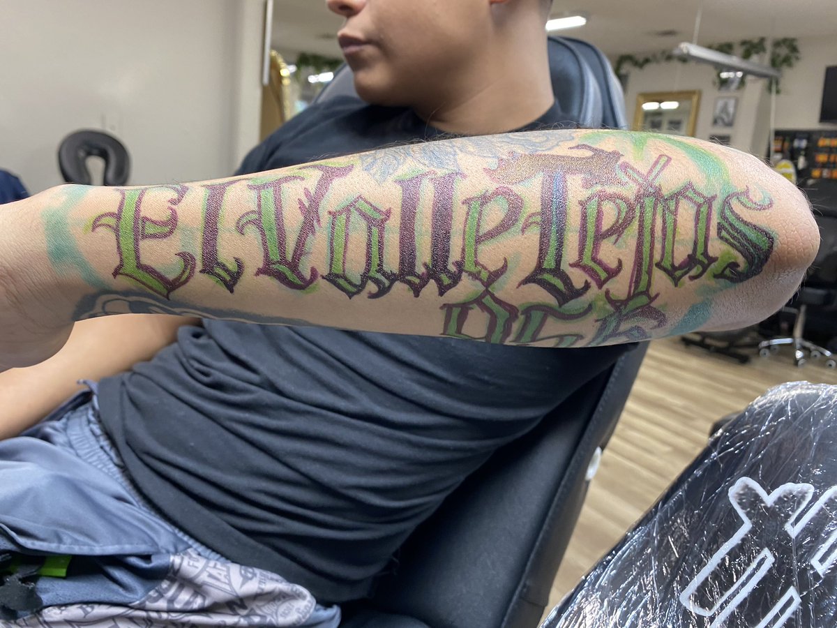 ddavisdesigns_'s tweet image. Freehanded Letras 📲💉4️⃣ #houstontattoos #consafos