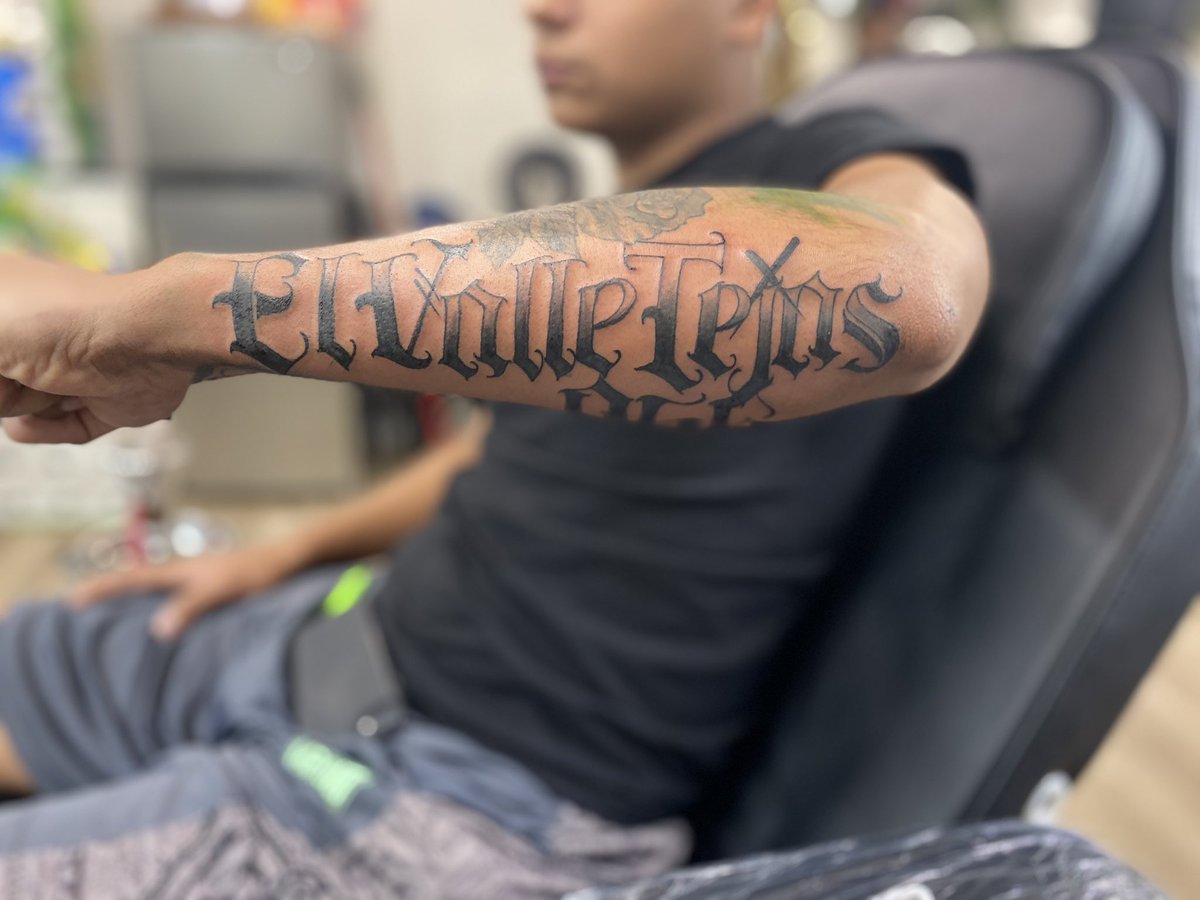 ddavisdesigns_'s tweet image. Freehanded Letras 📲💉4️⃣ #houstontattoos #consafos