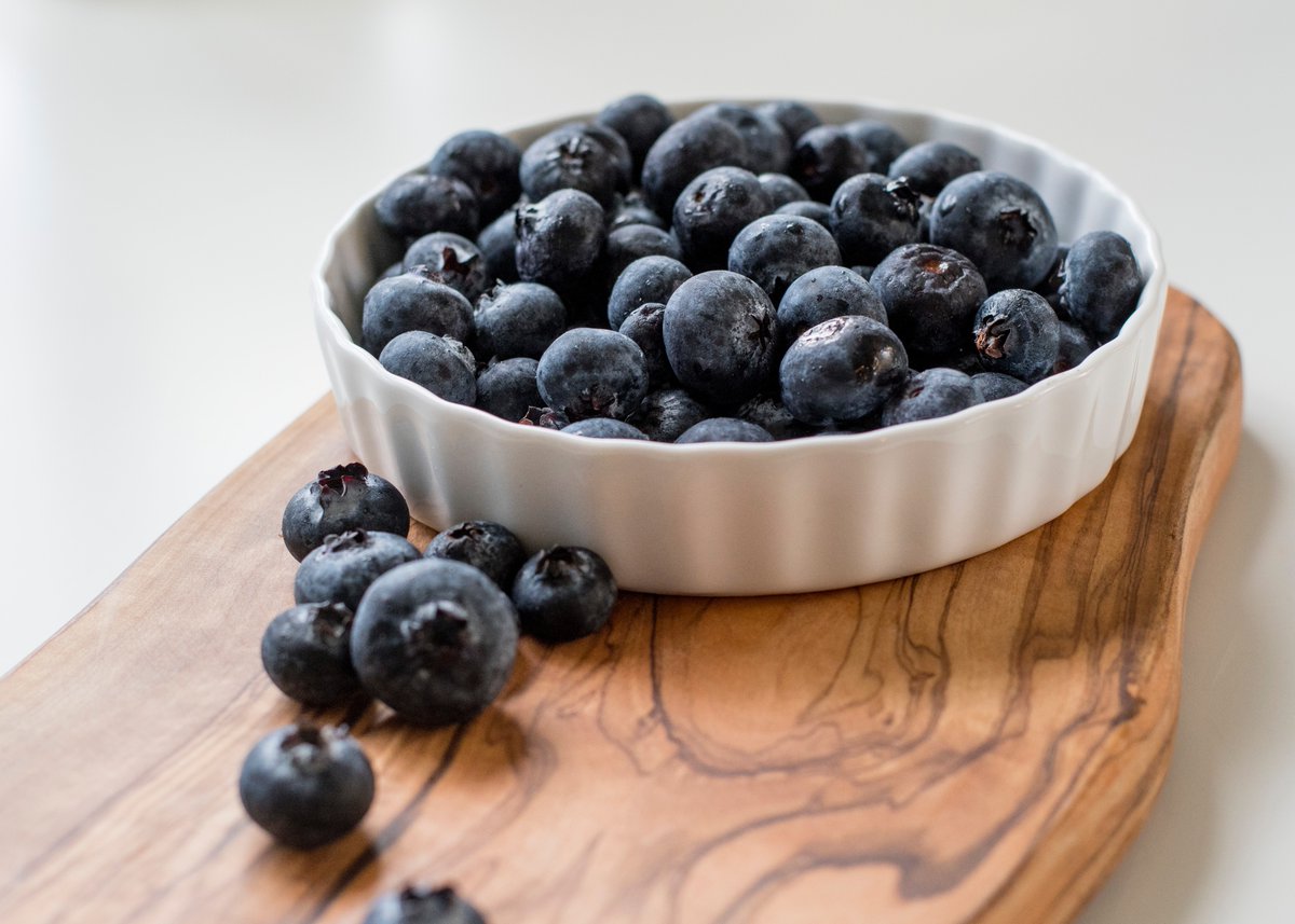 LoriShemek's tweet photo. Research has shown that people who eat blueberries have slower rates of cognitive decline, meaning their brain remains healthier as they age + reducing risk factors for heart disease and diabetes.

#brainhealth #memory #heartdisease #diabetes #shoppinglist https://t.co/SzwiIFyJvF