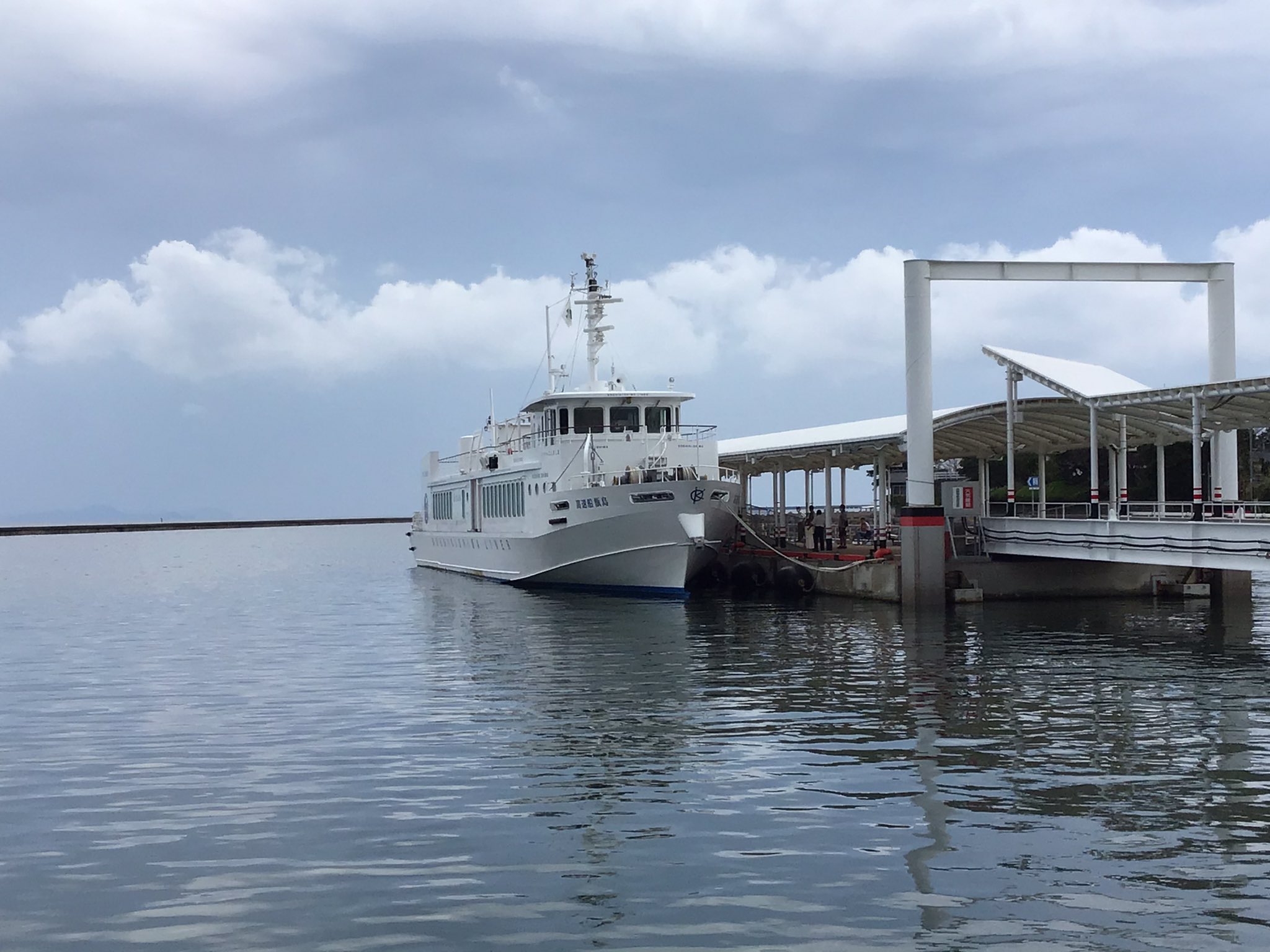 かい Purser時々お酢w 以前はフェリー 旅客船ともに薩摩川内市の隣 いちき串木野市の港から出ていましたが 甑島列島が平成の大合併で薩摩川内市となり 同じ街で繋がりがないのはおかしいということで新造船と同時に新しく川内川河口近くに川内港が出来