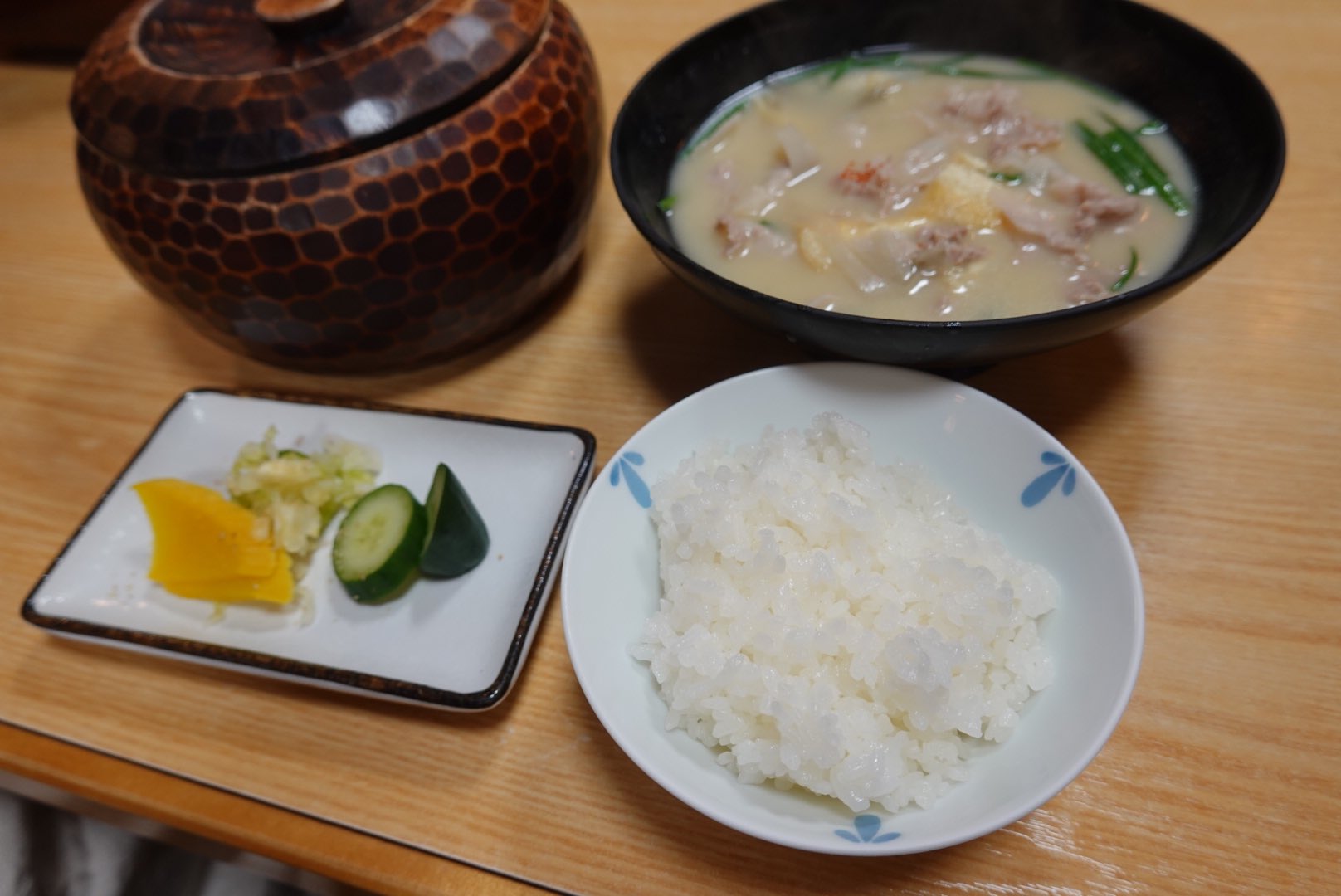 Sanokuni しるの店 おふくろ 香川県高松市 ぶた汁 500円 ご飯 100円 高松の夜の歓楽街 トキワ新町の一角で週末は行列が出来ている味噌汁とおばんざいのお店 季節の味噌汁は種類豊富で具材によって使う味噌も変わるこだわり 名物 の豚汁は香川県産の白