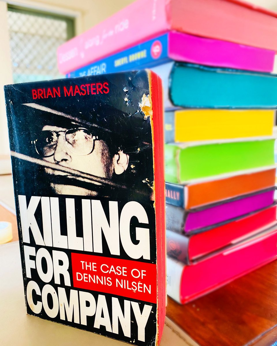 Watched #des and had to dig up my copy of #killingforcompany to #read again. What a great show that was 👌🏼 #bookstack #bookish #bookstagram #booknerd #bookworm #rainbowbookstack