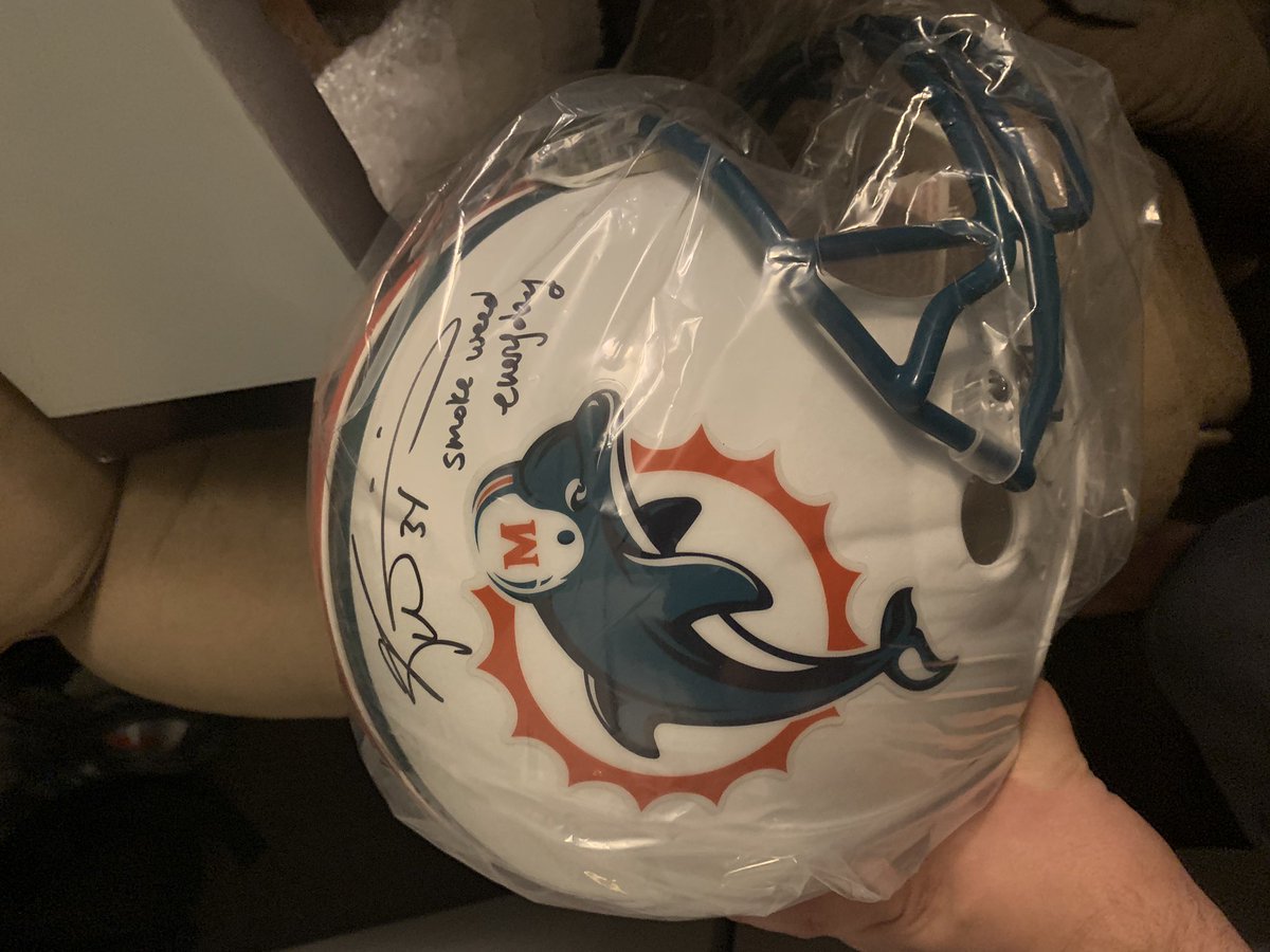 SavageJoker93's tweet photo. Anyone know someone with a packers helmet HMU. Signed Ricky williams helmet. #helmettrade #rickywilliams #smokeweekeveryday #packers #greenbay #greenbaypackers. Retweets welcome https://t.co/R3BALTlYe0