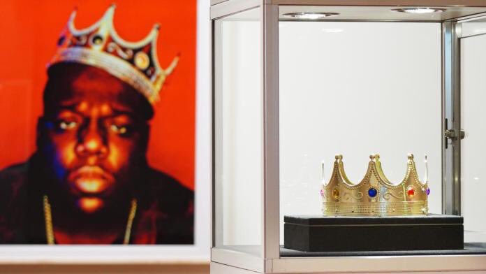 Por casi $ 575,000 se vende en una subasta La corona de plástico de Notorious BIG 👑😮🤑