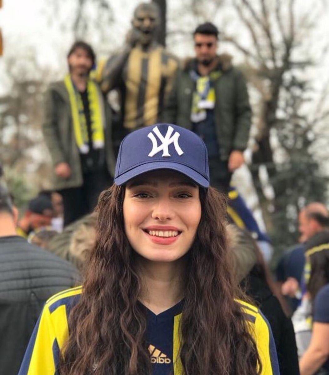 "Belki kaybedeceğim ama savaşarak kaybedeceğim. Saçlarınızı, kilonuzu, boyunuzu sevin. Benim için sol bacağınızıda sevin." 

Biz seni gülücüklerinle, umudunla hatırlayacağız hep. Sen umudun ne olduğunu bilmeyen insanlara umut oldun. Işık oldun. 

#NeslicanTay