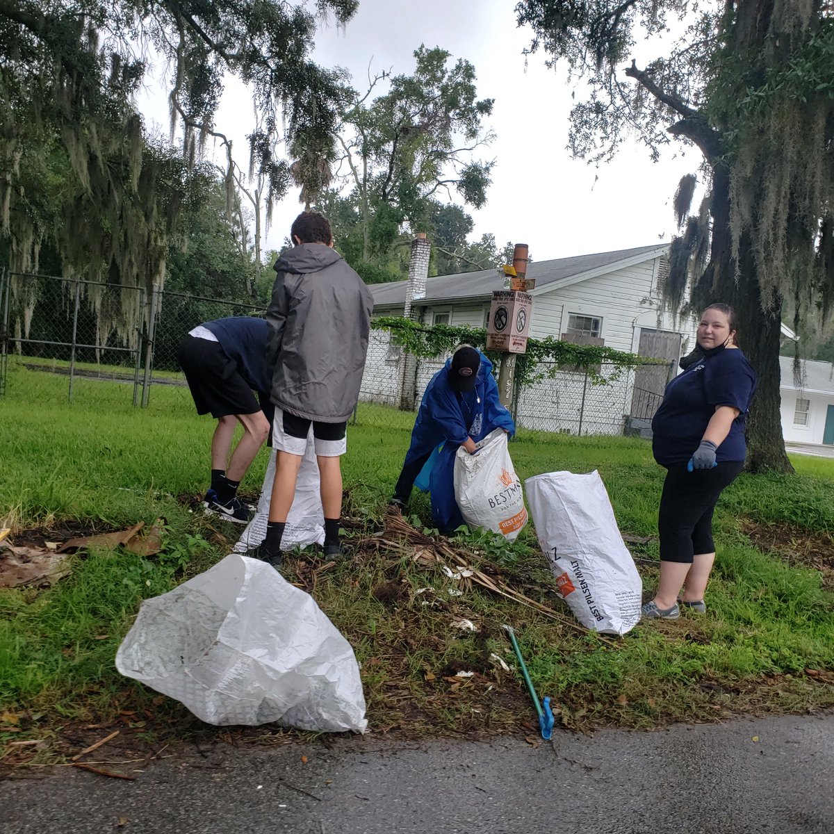 I went to support 2 clean ups today at Hogans Creek & McCoys Creek for #nationalcleanupday / #internationalcoastalcleanup 

Shout out to @keepjaxbeautiful, @groundworkjax @therisingtides & the amazing volunteers that collected 87 bags, a bike tire and multiple pieces of a boat!