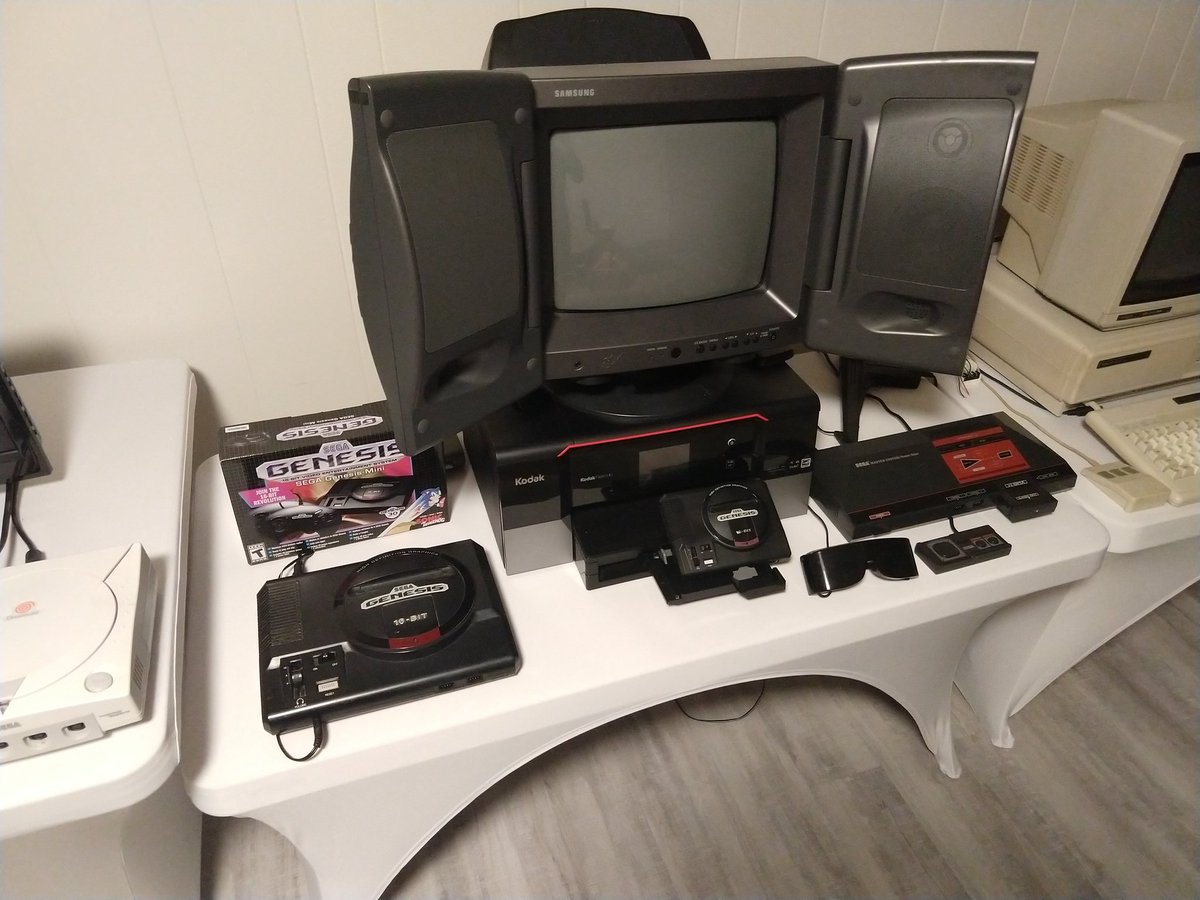 CrtWorlds's tweet image. Maybe you prefer this section of my game room?  Which game would you like to see in my upcoming YouTube video tour?  #Sega #Megadrive #Powerbase #MasterSystem #Genesis #Dreamcast #3Dgoggles