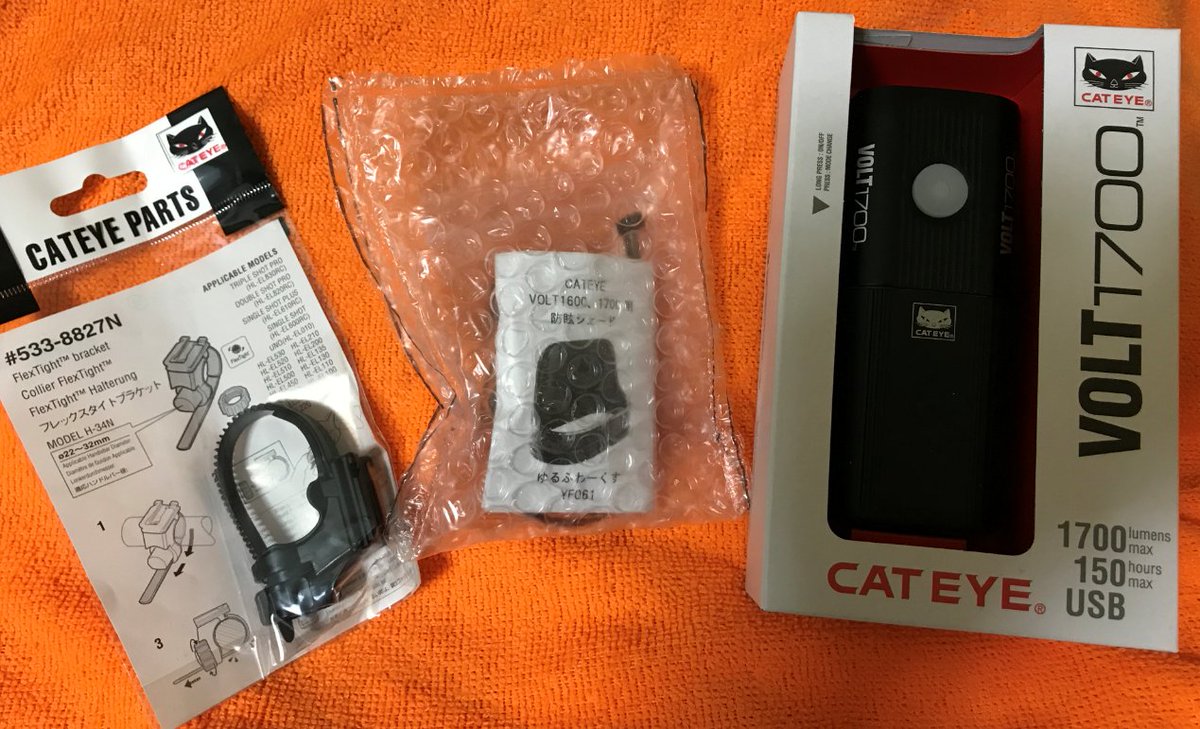 kuro_mob's tweet photo. #CATEYE #VOLT1700 #ゆるふわーくす
やっと揃いました。
1700ルーメンの白飛び確認 Σ(・ω・ノ)ノ
ハンドルへの設置都合上、下向きに決定。
ゆるふわーくすさんのシェードは、結束バンドのみでとりあえず運用。
ただ今充電中です。
いや、ごっつくて重たいですねw https://t.co/9OYWozslgN