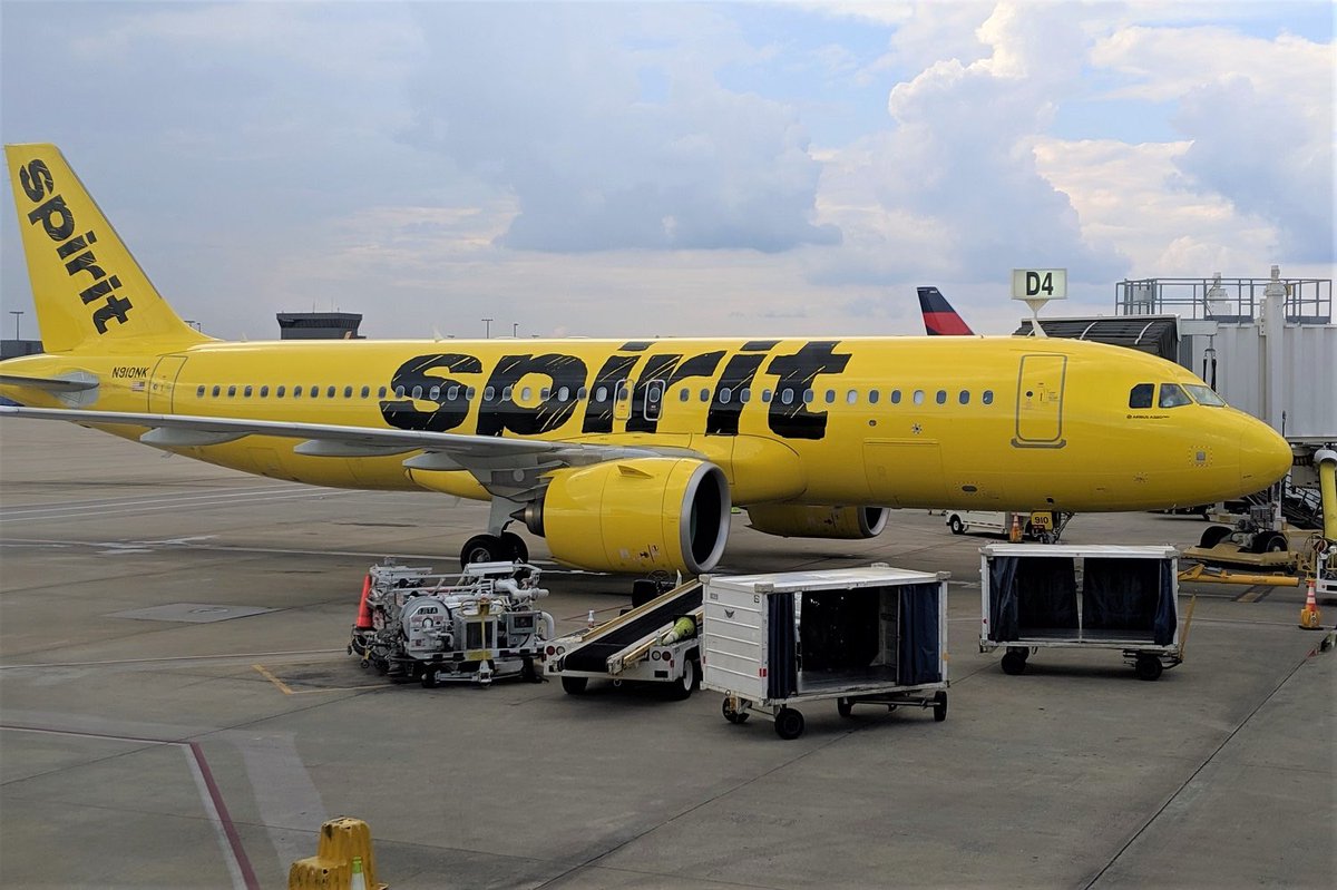 Cómo salvadoreños deberíamos de reconcerle a <a href="/SpiritAirlines/">Spirit Airlines</a> por haber continuado su vuelo hacia San Salvador para recoger pasajeros a pesar de las pérdidas millonarias que implican volar un avión vacío.

Gracias por continuar apostando en el país a pesar de su gobierno.