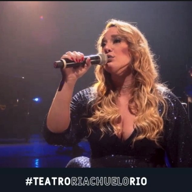 Ainda do musical "2 Filhos de Francisco" tivemos Helga Nemetik ENTREGANDO TUDO ABSOLUTAMENTE PERFEITAMENTE com "Romaria"