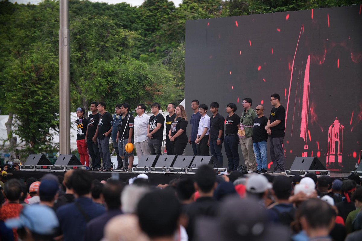 TLHR2014's tweet photo. 8.05 ผู้จัดการชุมนุม #19กันยาทวงอํานาจคืนราษฎร ประกาศbig surprise จะไม่เดินขบวนไปที่ทำเนียบรัฐบาล เพื่อขับไล่พล.อ.ประยุทธ์ จันทร์โอชา 
แต่จะเดินไปยื่นหนังสือ 3 ข้อเรียกร้องและ 10 ข้อเสนอปฏิรูปสถาบันฯถึงกษัตริย์ผ่านองคมนตรี ขอผู้เข้าร่วมชุมนุมใช้สันติวิธีไม่มีการปะทะ คอยฟังแกนนำ https://t.co/yokgg0pGVN