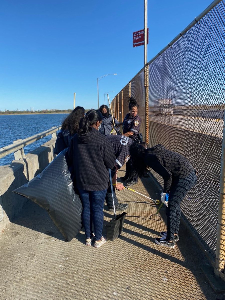 NYPD106Pct's tweet photo. Addabbo Bridge cleanup completed by community volunteers, 106 YCO, Po Sardone, Po Frazier, Explorers and 106 Auxiliary. https://t.co/4jldgV4YwP