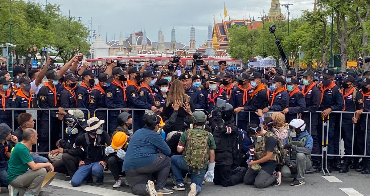 ThaiEnquirer's tweet photo. The road has been blocked but the protesters send in Rung with a letter. 

It is received by a police commander. 

What a photo!! 

#19กันยาทวงอํานาจคืนราษฎร #19กันยาทวงอํานาจคืนราษฏร 
#whatshappeninginthailand #ม็อบ19กันยา https://t.co/5DNEa119EK