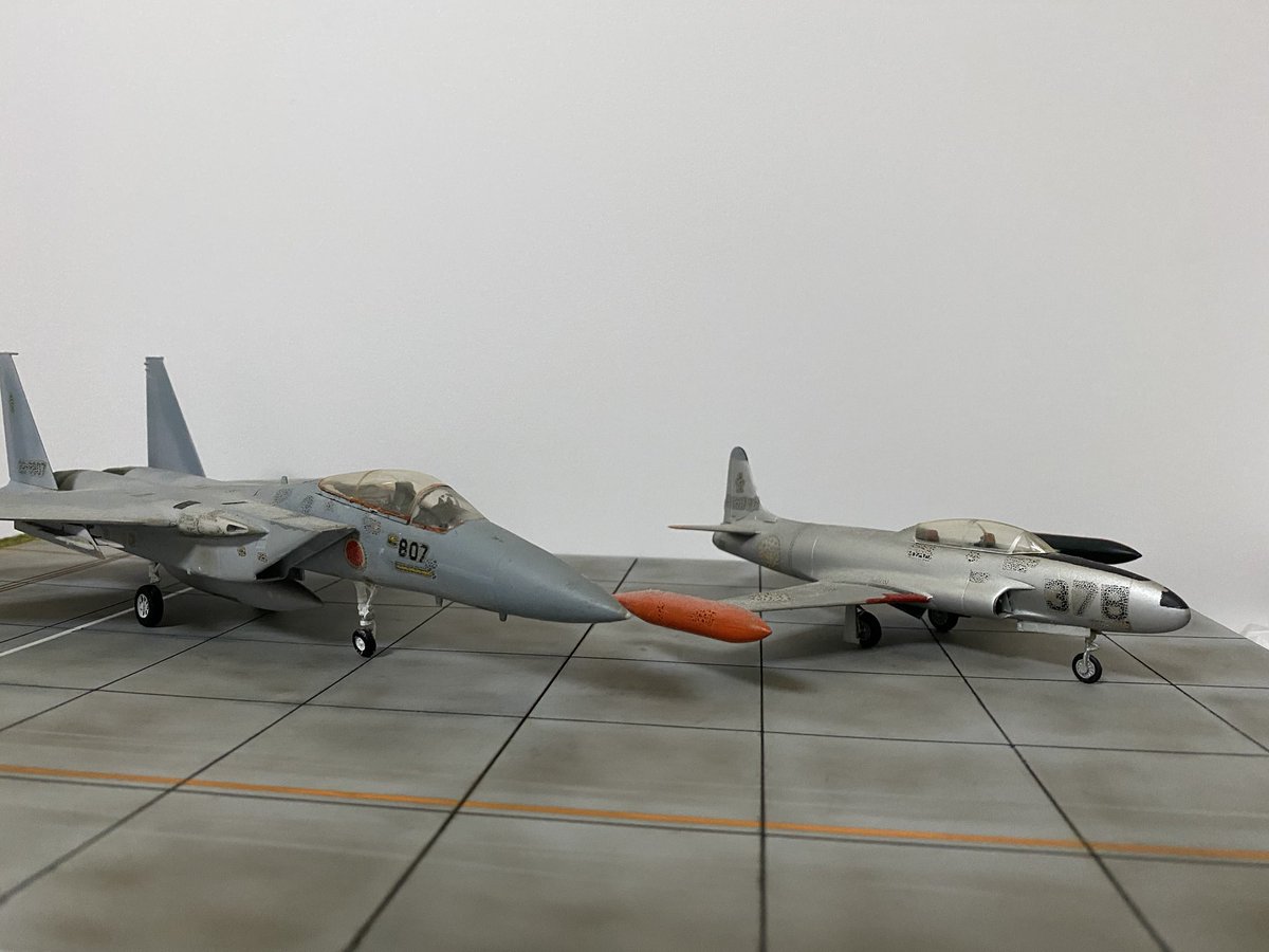 ⚪1986年制作  ハセガワ1/72
T-33A 202飛行隊  

当時は、33は1機450円くらいでしたかね🤔うる覚え
34年も前の事なので.........。
歳がバレる

T-2やF-1にはムギ球を赤く塗り
排気ノズルに仕込み
アフターバーナーと言って電飾して
居ましたね😊

#scale72
#ハセガワ