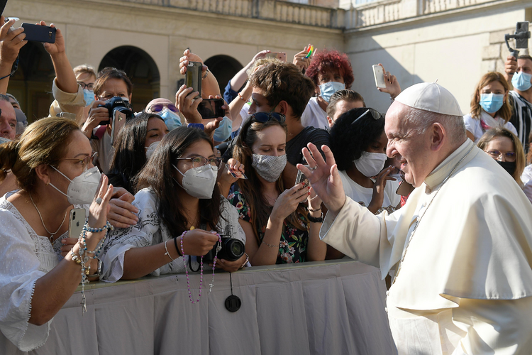 SnarkAvenue's tweet photo. Pope Francis told a group of Italian parents of #LGBTQ children:

“God loves your children as they are. The Church loves your children as they are, because they are children of God.”

#LGBTQIA 🏳️‍🌈 Equality https://t.co/t6tbu1Gt9d