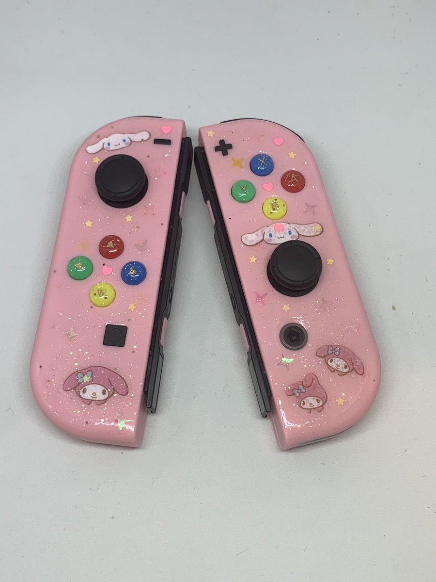 cosplaykrispy's tweet image. Finally gave @Cherrrished her present so o can post my first custom switch case. I even cut out the stickers on my cricut. This was so fun and I wanna make more #customswitch #NintendoSwich #resin