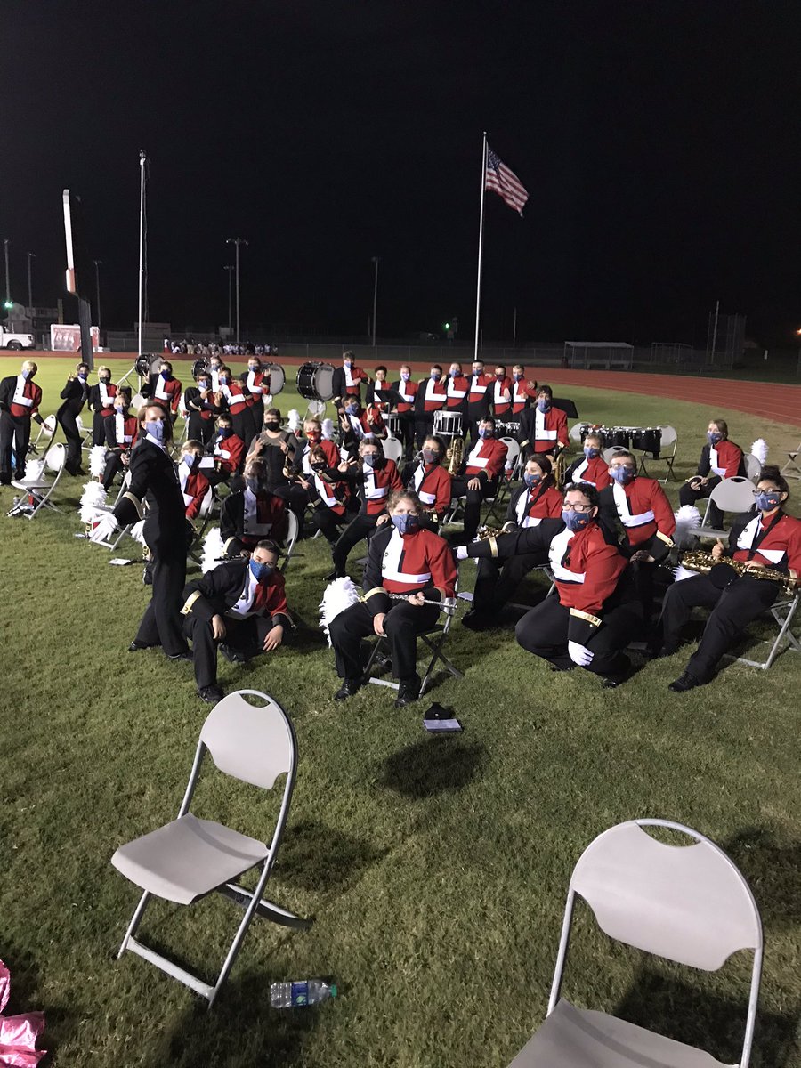 LCGrizzlyNation's tweet photo. Lines, Formation, perfect beats & an outstanding leader at the โค๏ธ of Labette Countyโs AMAZING band!! A huge shout to these BAND students for all their effort and dedication!! #COURAGEUP https://t.co/gxfVo4du1U
