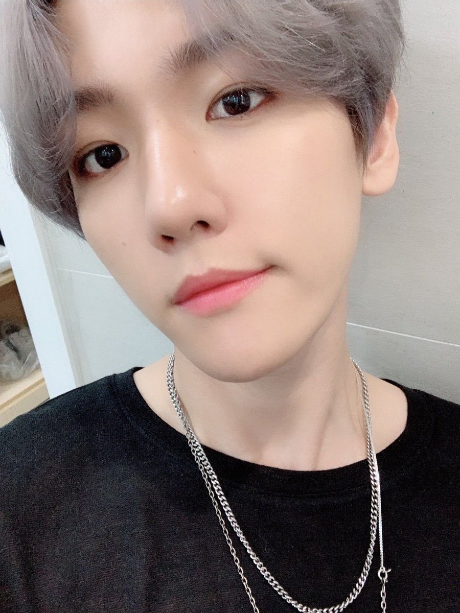 feel free to drop suggestions btw i enjoy looking at pretty people (women) anyways baekhyun exo even though hes ass at selfies