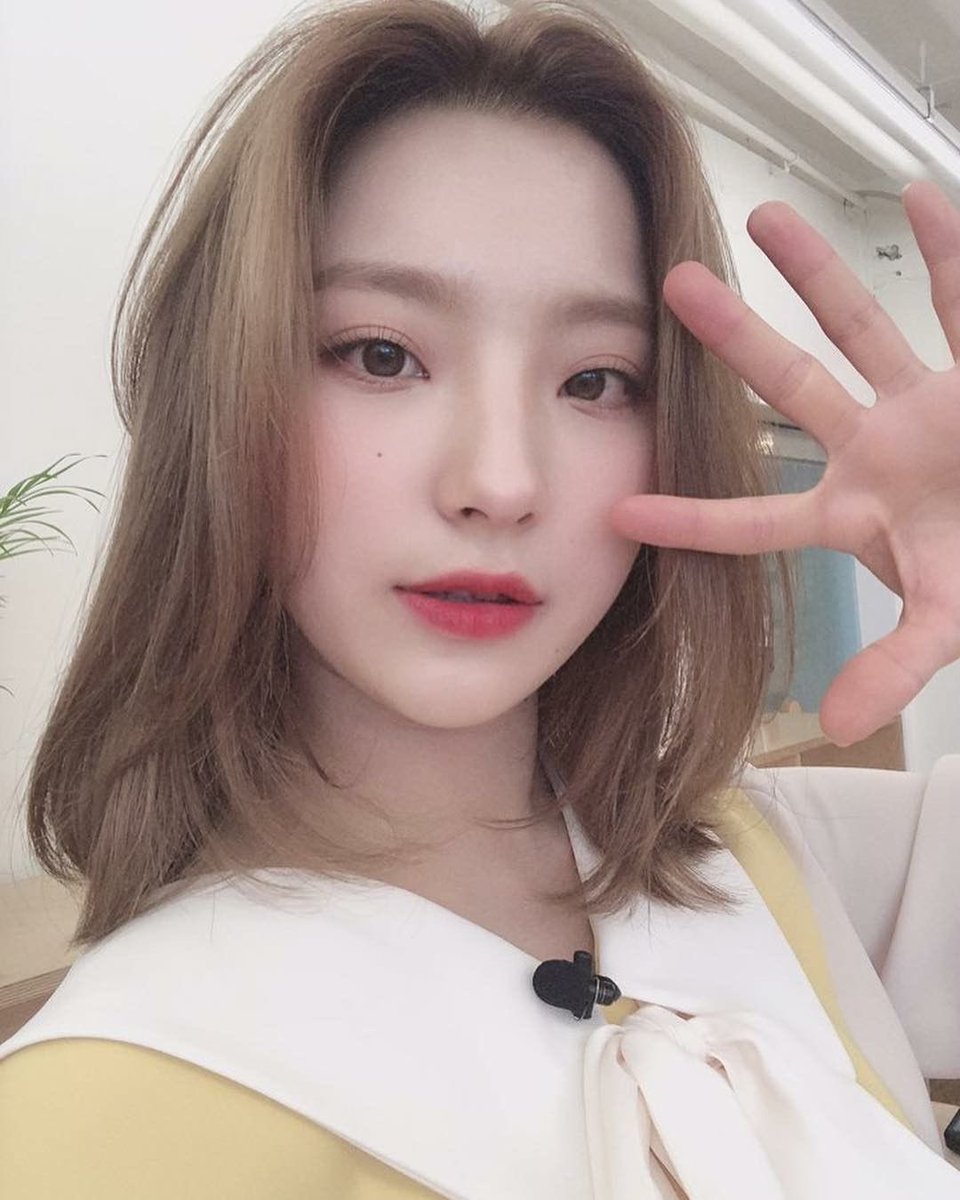 saerom fromis (the crowd cheers)