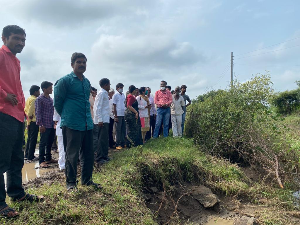 prernawarpudkr's tweet photo. मानवत तालुक्यातील पाळोदी, हात्तलवाडी, सावरगाव व सावळी या गावांना नायब तहसीलदार वाघुंडे साहेब व संबंधित सज्जाचे तलाठी यांच्या समवेत भेट देवून अतीवुष्टी मुळे नुकसान झालेल्या पिकांचे स्पॉट पंचनामे करून घेतले. https://t.co/D5IZeZoSW8