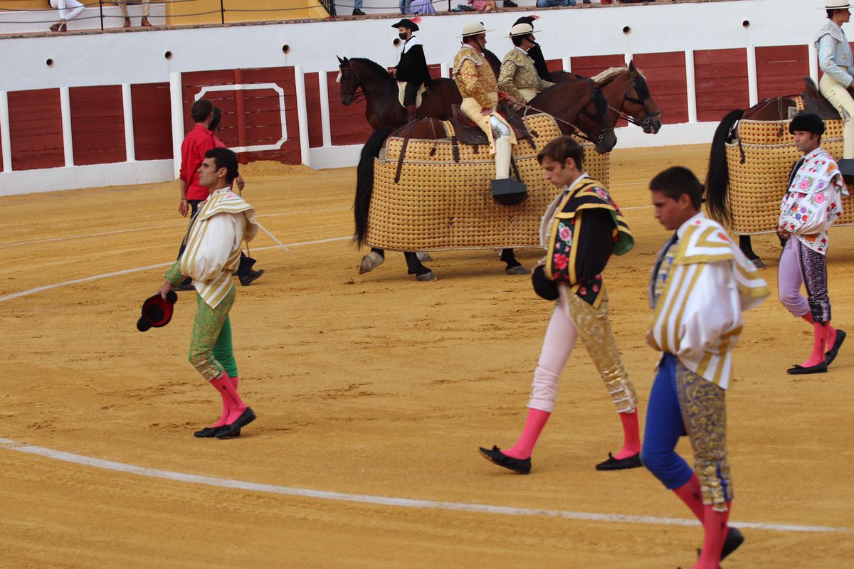 ⏰ ¡Buenos días!

Aquí tenéis la reseña de ayer en Antequera (Málaga)

♉ Novillos de <a href="/DguezCamacho/">DOMINGUEZ CAMACHO</a>, el 3 premiado con la vuelta al ruedo

🔴⚪ <a href="/JoseCabrera000/">Jose Cabrera</a>, oreja y oreja
🔵⚪ <a href="/PrensaJCBenitez/">Prensa Juan C. Benítez</a>, oreja y ovación
🔵 <a href="/gonzalezecija_/">gonzalezecija</a> dos orejas y ovación

♉️ #NadaComoTorearEnCasa