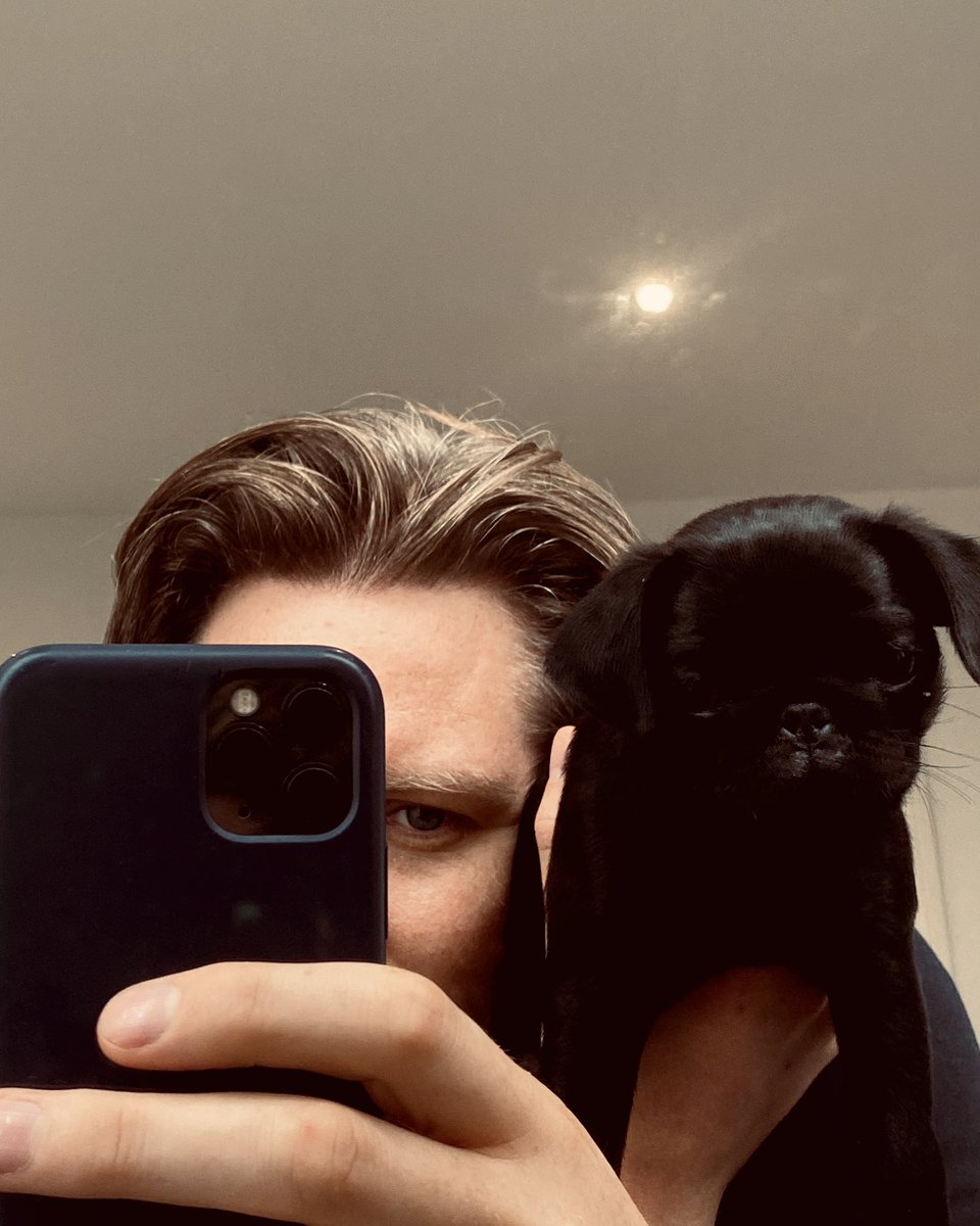 H_aysom's tweet image. Sunday Morning snugs with @OurBoyBernard for the Dogs Of Twitter 🐶  #pugpuppies #pugstyle #dailypug #puglife🐾 #dogsoftwitter