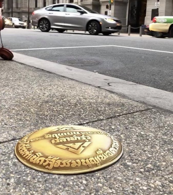 chiikksama's tweet image. อันนี้ก็ปัง 555555 เอาหมุดคณะราษฎรอันเก่าออกหรอคะ มึงเจอ AR thematter.co/social/artech-…