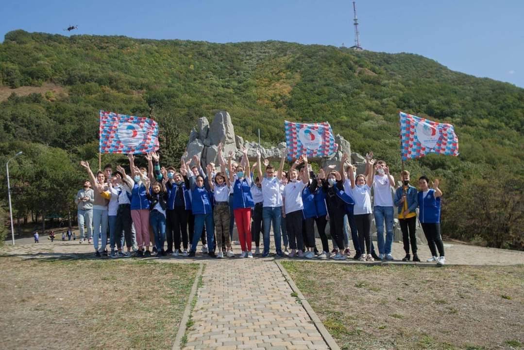 SKMRus's tweet photo. Склонами горы Машук снова можно любоваться. В ходе акции "Экодежурный по стране" активисты #РДШ собрали с горы более 60 кубометров мусора. https://t.co/raAH6kCMqB