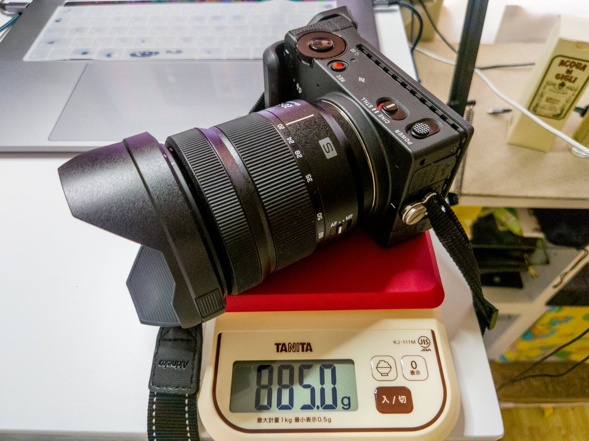 SIGMA fp + Lumix S 20-60mm f3.5-5.6 は885g。 フルサイズでレンズ
