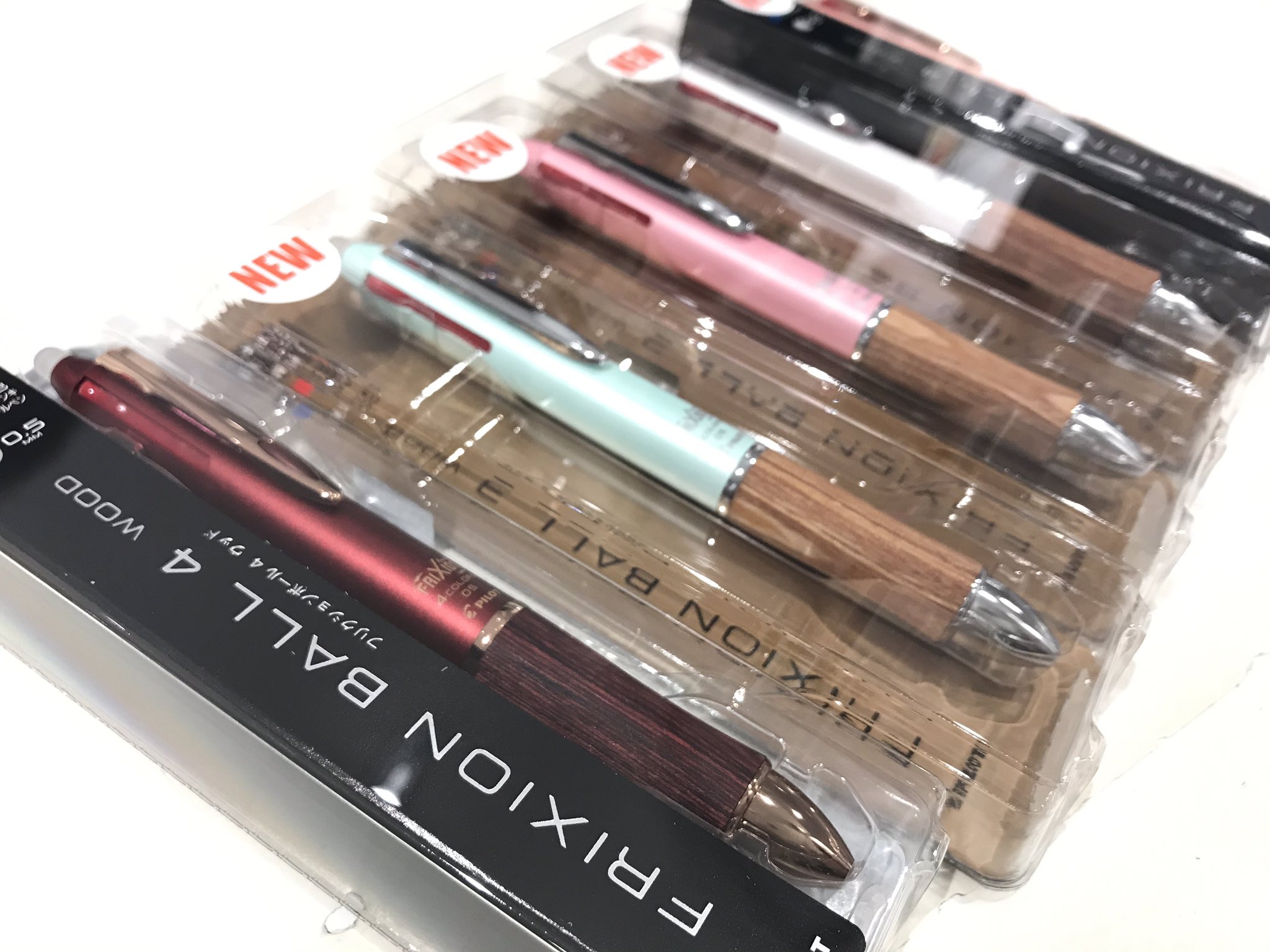 丸善丸の内本店 4階文具 大人気の フリクション シリーズから新商品 フリクションボールウッドに新色が登場しました 4色 タイプはピンクゴールドの金属パーツを使った高級感のあるカラー 3色タイプは華やかなパステル調のカラーです パイロット