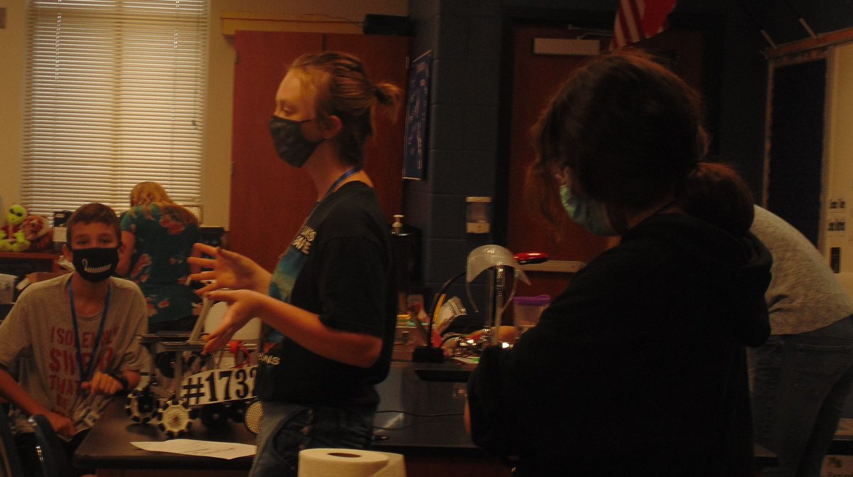 CluteRobotics's tweet photo. @FTCTeams  #17320 Team Aries practicing safety protocols at parent &amp; new member meeting. Greet new 5/6 grade "interns" who want to learn about FTC. Team talks about team needs. They have come a long way in 1 year! Thank you @tmfulton1 @CISCougars @BrazosportISD @BWoodRobotics https://t.co/4jBH3kuTHQ