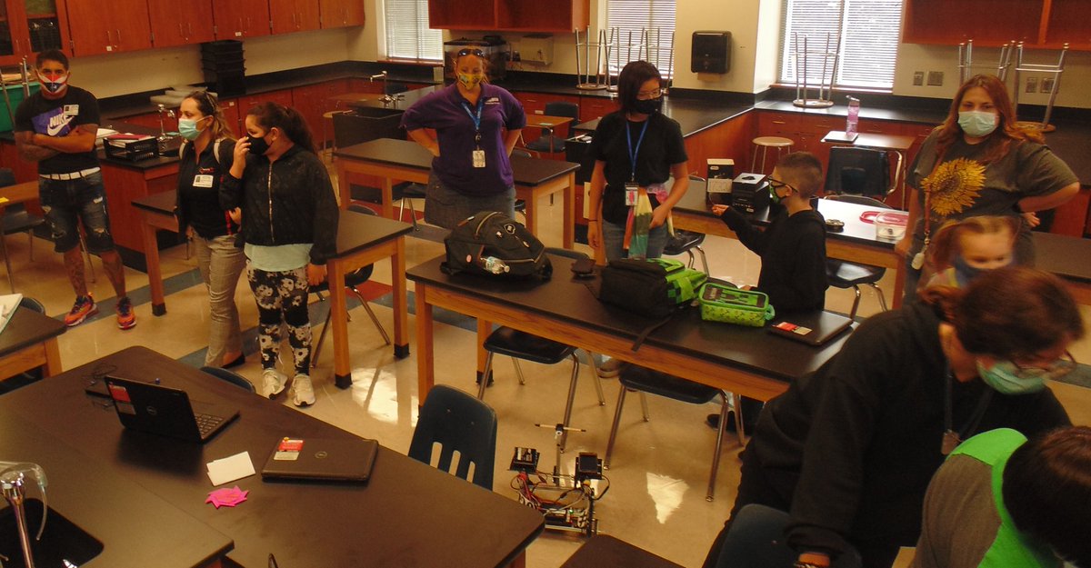 CluteRobotics's tweet photo. @FTCTeams  #17320 Team Aries practicing safety protocols at parent &amp; new member meeting. Greet new 5/6 grade "interns" who want to learn about FTC. Team talks about team needs. They have come a long way in 1 year! Thank you @tmfulton1 @CISCougars @BrazosportISD @BWoodRobotics https://t.co/4jBH3kuTHQ