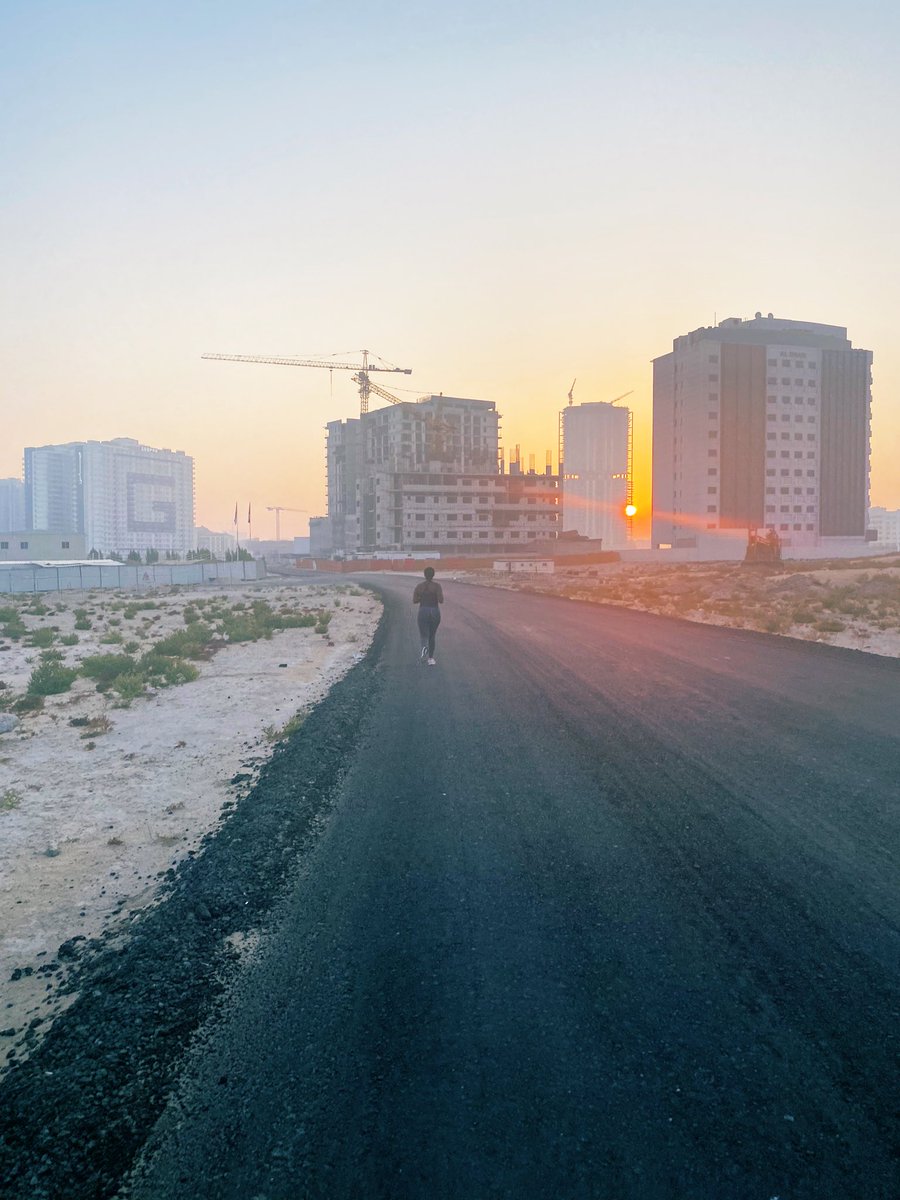 PinkTaxiRunner's tweet photo. Good morning very early Dubai for a long humid summer run #everysinglestreet #looklikeamess #fellowrunner #sunrise https://t.co/EvR5K1XlhZ