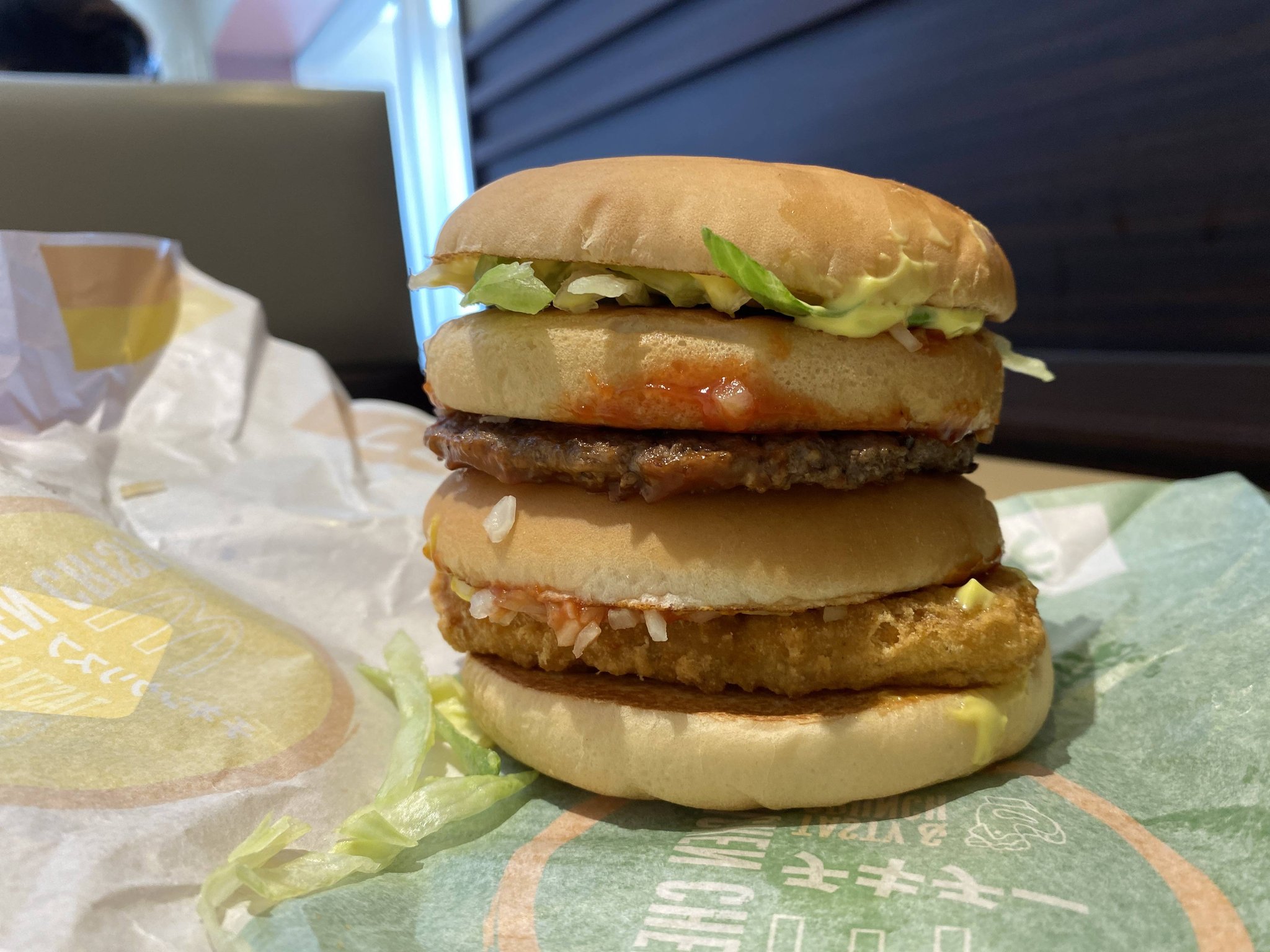 える 先ほど開発したチキンクリスプハンバーガー ハンバーガーはケチャップとピクルスと玉ねぎ多め チキンクリスプはソース多め 2円で至高の贅沢 わざわざ高いバーガーを頼むことはないんだよ T Co Ygesszeboi Twitter