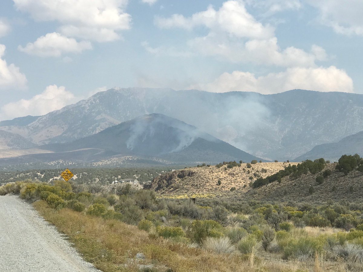 HumboldtToiyabe's tweet photo. The #MiddleCreekFire is estimated to be 250-300 acres and is located south of Kalamazoo Summit between Middle Creek and East Creek. Campgrounds in the area have been evacuated as a precaution. The fire is 0% contained. #ElyRD https://t.co/0SiDLUxrJS https://t.co/NpvmaSdfFo