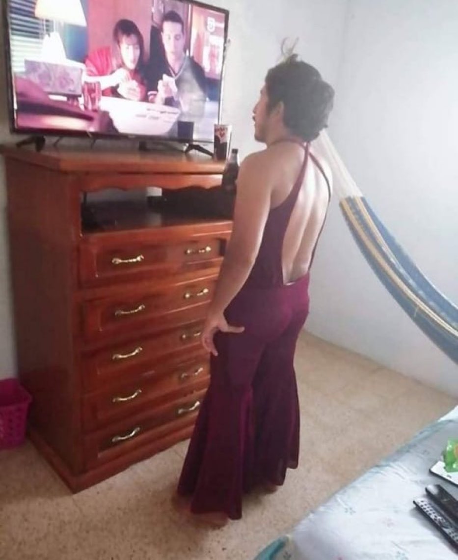 SuFridoKuhlero's tweet photo. -Weeeey cámbiale al canal 5 están pasando Selena
- Yo inmediatamente #MiDiva https://t.co/lj1QAcHThl