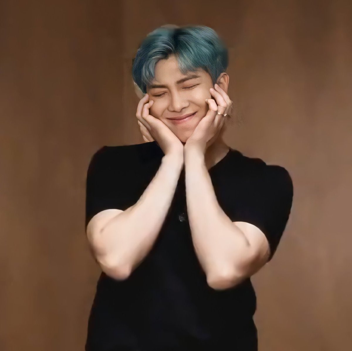 jooniefighting's tweet photo. 같은 포즈... 다른 두께.. https://t.co/p7Rug0Mzm6