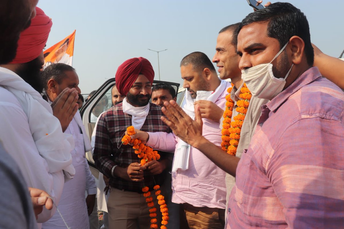 IYC's tweet photo. IYC National In-charge Sh @Allavaru &amp; National President Sh @srinivasiyc receives a grand welcome in Karnal ahead of the Kisan Aakrosh Tracker Rally.

The BJP govt has threatened the livelihood of farmers.
IYC pledges to fight for the backbone our nation #KisanVirodhiNarendraModi https://t.co/EYVi74oCw5