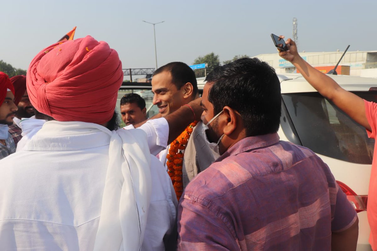 IYC's tweet photo. IYC National In-charge Sh @Allavaru &amp; National President Sh @srinivasiyc receives a grand welcome in Karnal ahead of the Kisan Aakrosh Tracker Rally.

The BJP govt has threatened the livelihood of farmers.
IYC pledges to fight for the backbone our nation #KisanVirodhiNarendraModi https://t.co/EYVi74oCw5