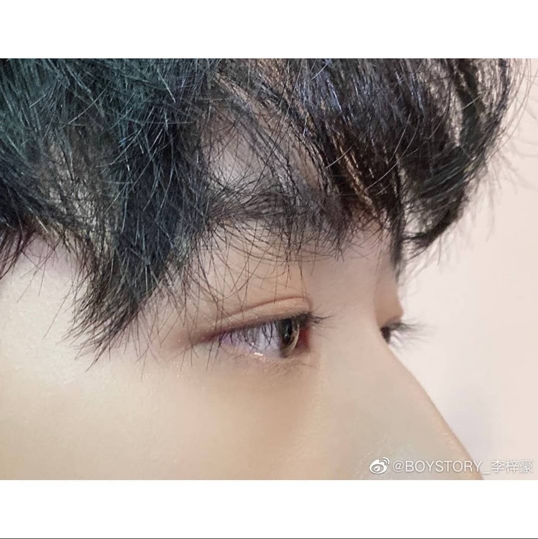 peru_boss's tweet photo. ༄𝕥𝕣𝕒𝕕𝕦𝕔𝕔𝕚𝕠́𝕟 𝕒𝕝 𝕖𝕤𝕡𝕒𝕟̃𝕠𝕝:

• Actualización de Zihao en Weibo

𖦹 Envidio las cejas gruesas, los ojos grandes y las pestañas largas de Gougou. Pero mis 👀 también es la única ~ 𖦹

•
•
•
#zihaoboystory #mingruiboystory #boystory #boystory6daysqna https://t.co/fFJVPktsL1