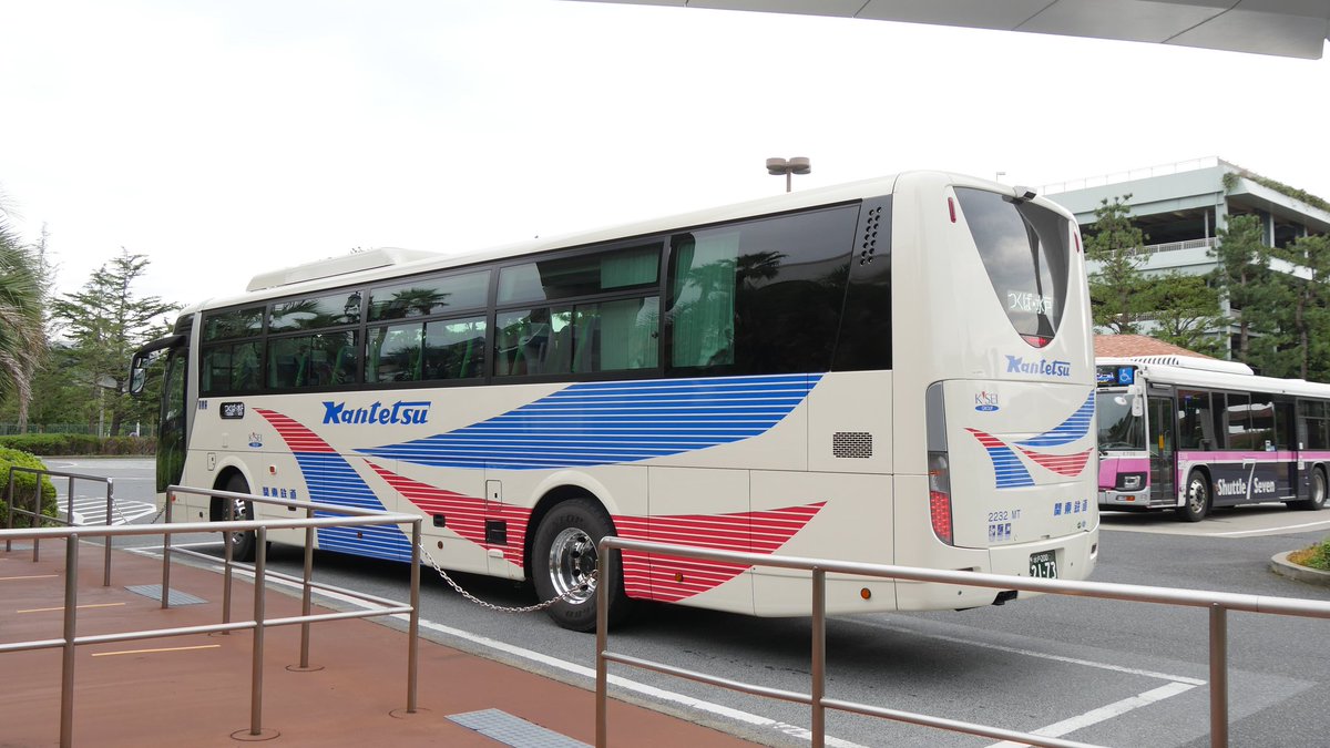 ふじもん つくば経由となって気になってた関鉄バスの 水戸ー 東京ディズニーリゾート 線 フィジカルディスタンスが取りやすい新しいバスとは関鉄本体初のリクライニングしないトイレ付き60人乗り車両 2232mt でした 笑 あの足元狭い座席で3時間は乗客