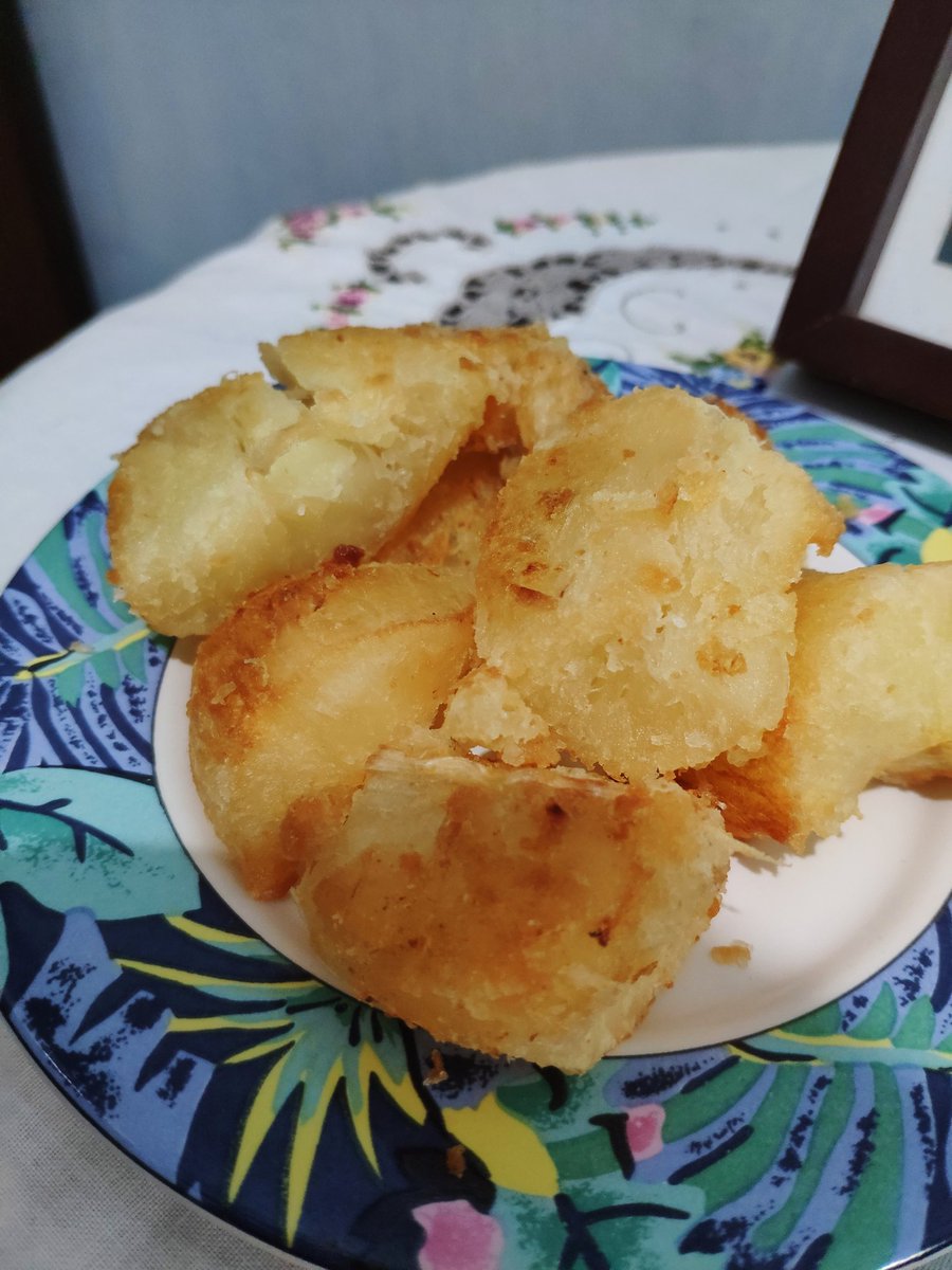 Ujan-ujan paling cocok sama singkong goreng.