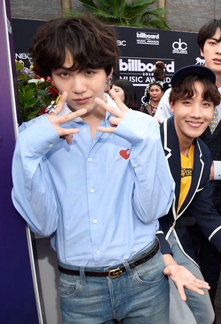 P1HFA1RY's tweet photo. Daegu niggas and their gang signs 🤩 https://t.co/HfWEacLC6K