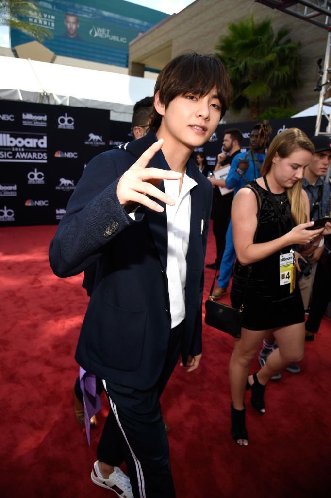 P1HFA1RY's tweet photo. Daegu niggas and their gang signs 🤩 https://t.co/HfWEacLC6K