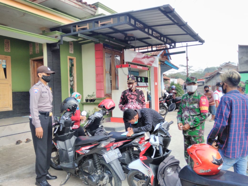 KoramilG's tweet photo. Gumelar. Babinsa dan Bhabinkamtibmas Laksanakan Operasi Penertiban Pemakaian Masker Bersama Gugus Tugas Covid-19 Desa Cihonje, pada hari Minggu, 20 September 2020,  digelar di Jln. raya pasar wage Desa Cihonje Kecamatan Gumelar Kabupaten Banyumas. https://t.co/EEXD7eAa77
