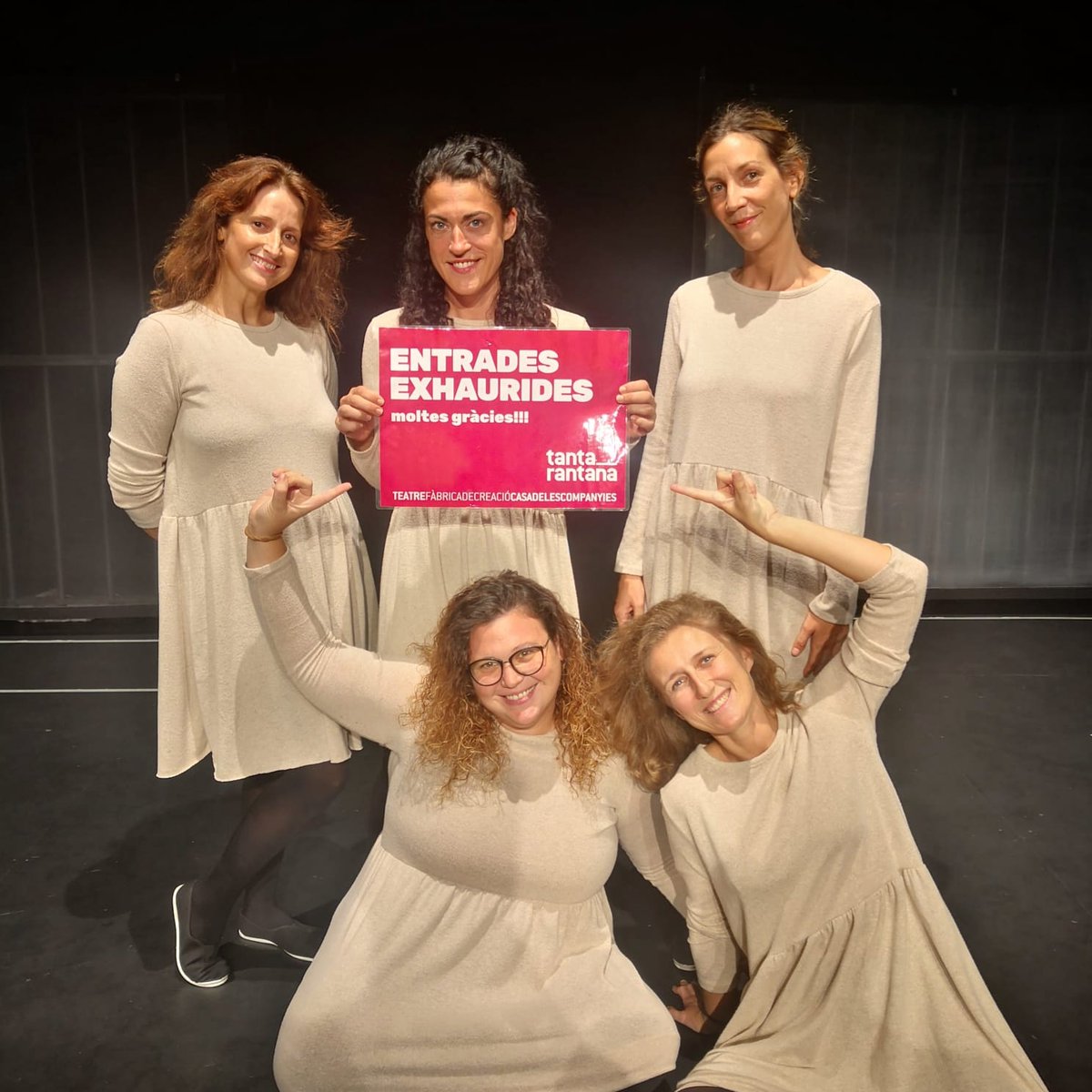 Aforament complet per PRESES! Estem contentes però només al 50% pq això és només el que hem pogut oferir: la 1/2 de l'aforament de sala. Sembla que demà podrem ampliar fins al 70% però això és només un 1r pas per seguir lluitant i defensant les arts escèniques i la cultura ✊