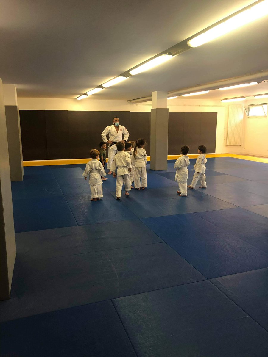 PucJudo's tweet photo. 🔥Nos babys judo sont super content de retrouver les tatamis et de s’amuser au maximum autour de leur professeur ! 🔥 Si vous aussi vous voulez profiter d’une saison de judo alors rejoignez-nous au Puc Judo ! #citeuniversitaire #champion #futur #paris @PUC_1906 @ffjudo_officiel https://t.co/VKvLu2RPqc
