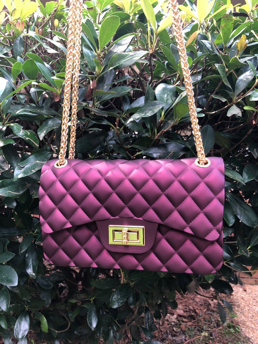 miecia_bey's tweet photo. “Upgrade Me” Lengthy Lady Bags👛(MEDIUM SIZE‼️)”. Available in SPICY🌶, LUCKY CHARM🍀 , ROYALTY💙, INSTIGATOR💜 &amp; BOUGIE🖤 . ONLY $17🥰. CLICK THE LINK IN MY BIO💁🏾‍♀️🖥 (ON HAND AS WELL😘‼️) 🛒🛍SHOP @lengthyextensions_ 👁💕🧹 &amp; enhance your inner LADY👸🏾💅🏾. https://t.co/rJ9SVO61s6