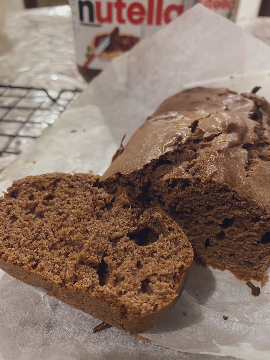 naniiinnn's tweet image. Nutella cake #nomixer #nobutter
Modif resep, buat dapetin ngolah bahan yang simpel. Enak juga ini rasanya, keset sedikit krn emang ga pake butter.

Rongga-rongga udara masih ada krn lupa dihentak loyangnya sebelum masuk oven 😂